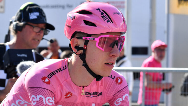 Pogacar, el reflejo de un líder dentro y fuera de la carretera en el Giro de Italia tras su ‘sacrificio’ por Molano