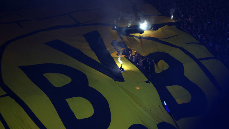 El espectacular tifo del PSG que derriba el “muro amarillo” del Borussia Dortmund