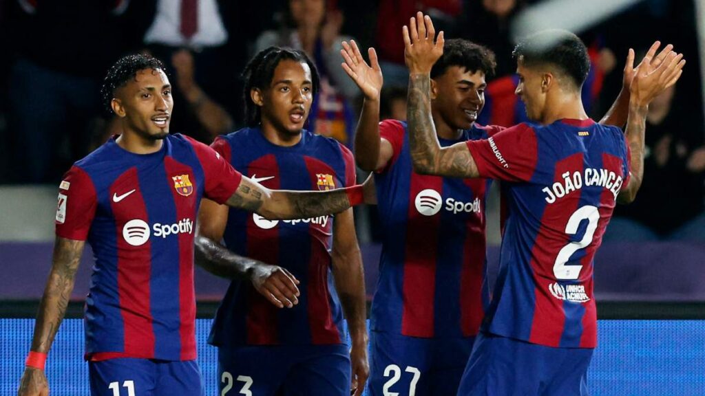 Barcelona derrotó 2-0 a la Real Sociedad con goles de Lamine Yamal y Raphinha para recuperar el segundo lugar de LaLiga.