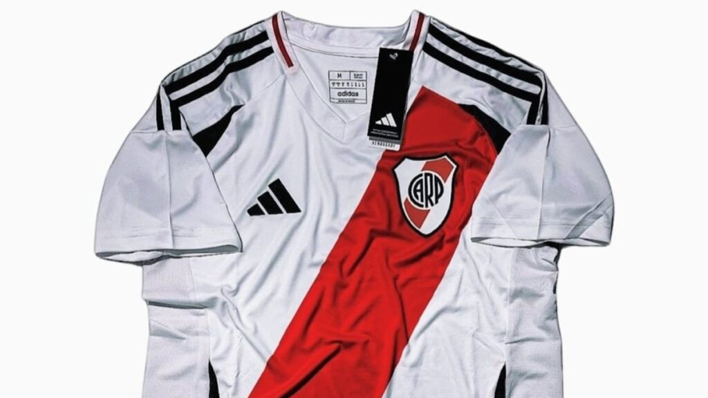 La nueva casaca de adidas para River Plate | Foto: FootyHeadlines