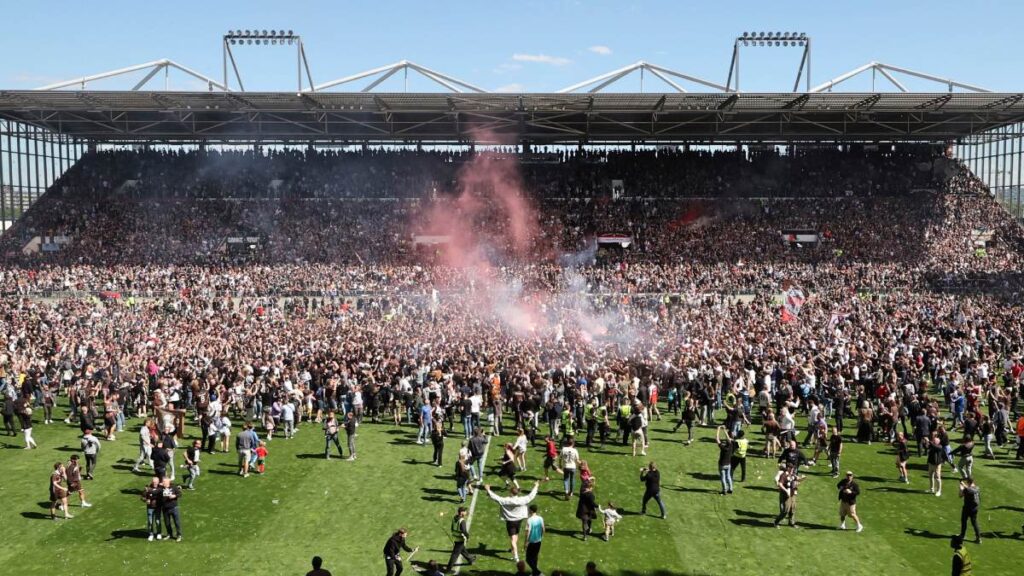 El mítico St. Pauli ha vuelto a la Primera División del fútbol de Alemania luego de ausentarse durante 13 años.