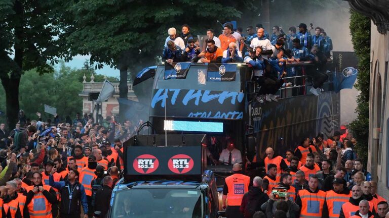 Aficionados del Atalanta invaden Bérgamo para celebrar el título de la Europa League