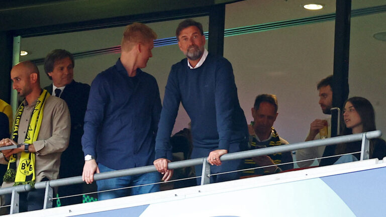 Jürgen Klopp va a Wembley para apoyar al Dortmund y los aficionados lo reciben con ovación