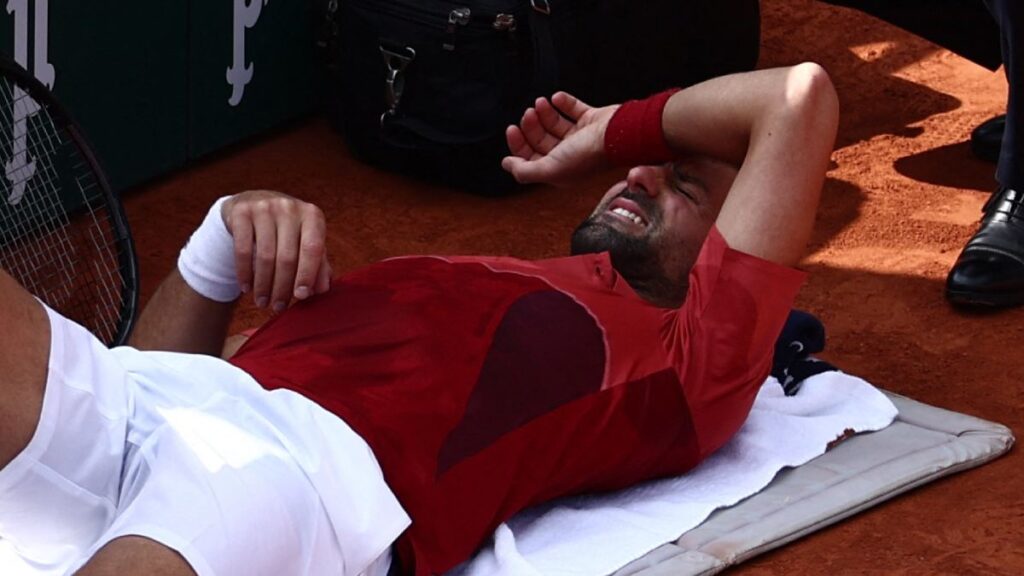 Djokovic se duele de la rodilla derecha durante Roland Garros