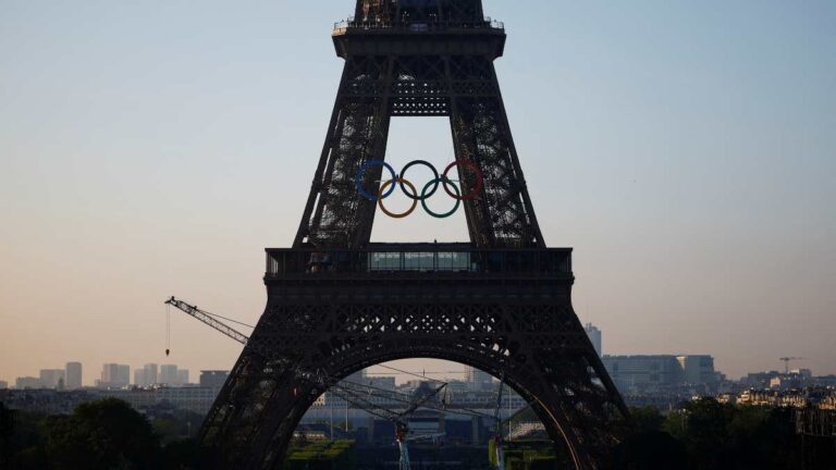Los anillos olímpicos ya lucen en la icónica Torre Eiffel