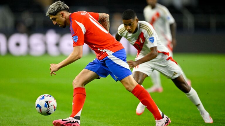 Diego Valdés sale por lesión en el duelo entre Perú y Chile dentro de la Copa América 2024