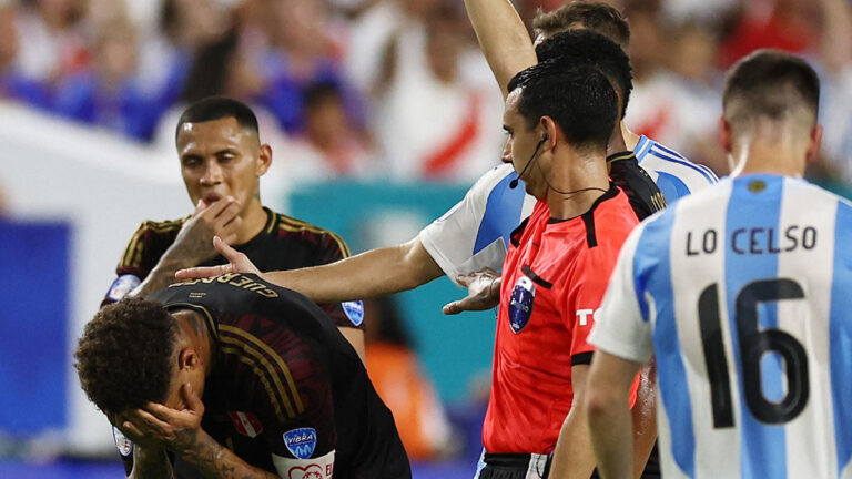 César Arturo Ramos sufre el asedio de los jugadores de Perú tras el gol de la victoria de Argentina