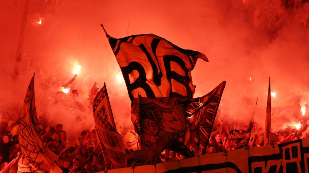 Afición del Borussia Dortmund pinta de rojo Wembley con show de bengalas