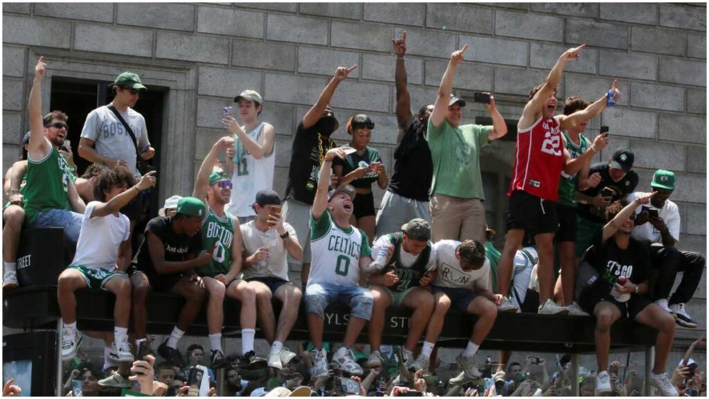 Aficionados se cuelgan dónde sea para ver a los Celtics | Reuters