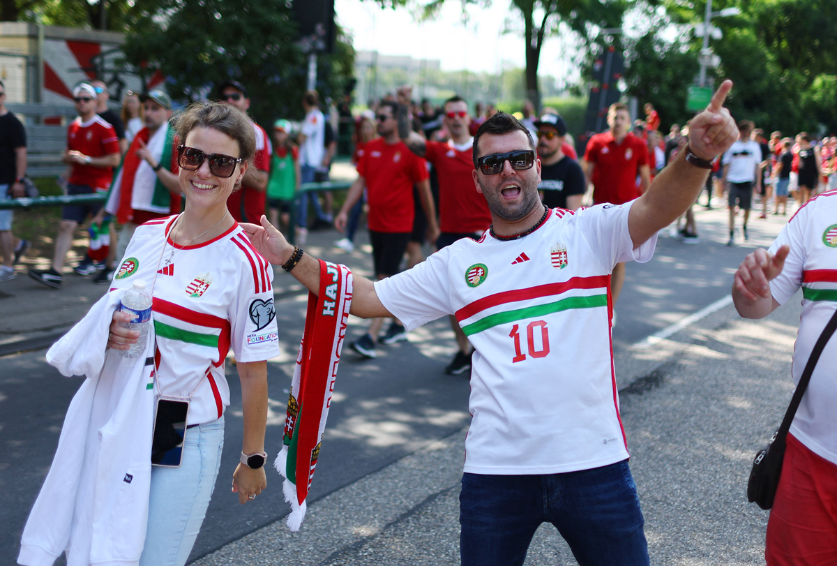 La afición de Hungría toma las calles de Stuttgart y las pinta de verde
