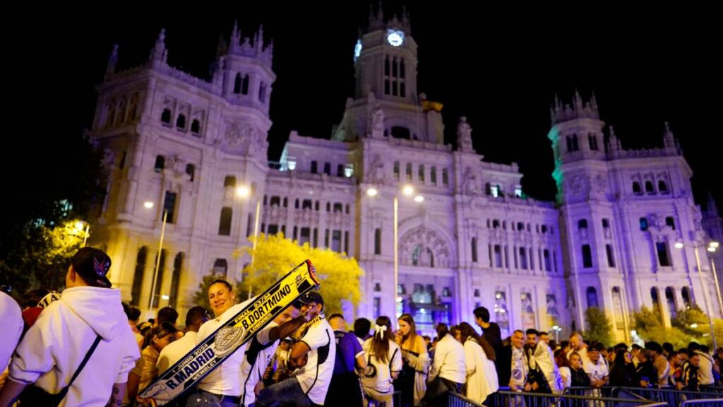 El espectacular festejo de la 'Decimoquinta' de los aficionados del Real Madrid en Cibeles