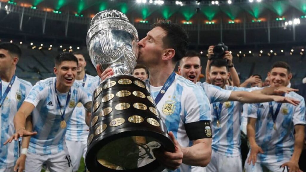 Messi, celebrando con la Copa América | AP.