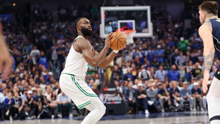 Los Celtics se imponen a los Mavericks en Dallas y se ponen a un juego de ser campeones de la NBA