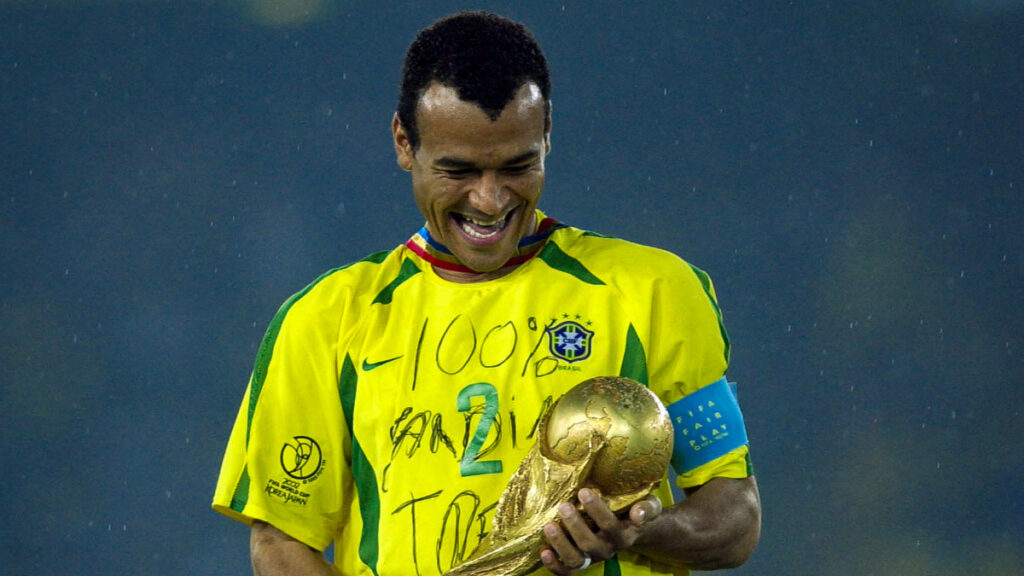 Cafú, con la Copa del Mundo. - @FIFAWorldCup.