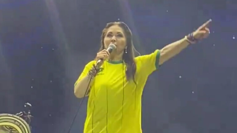 Ana Gabriel sorprende a todos: lució camiseta del Bucaramanga durante un concierto