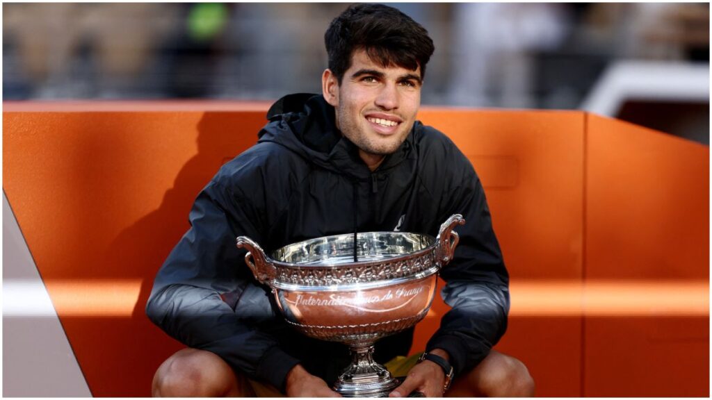Carlos Alcaraz presume su trofeo de Roland Garros | Reuters; Lecocq