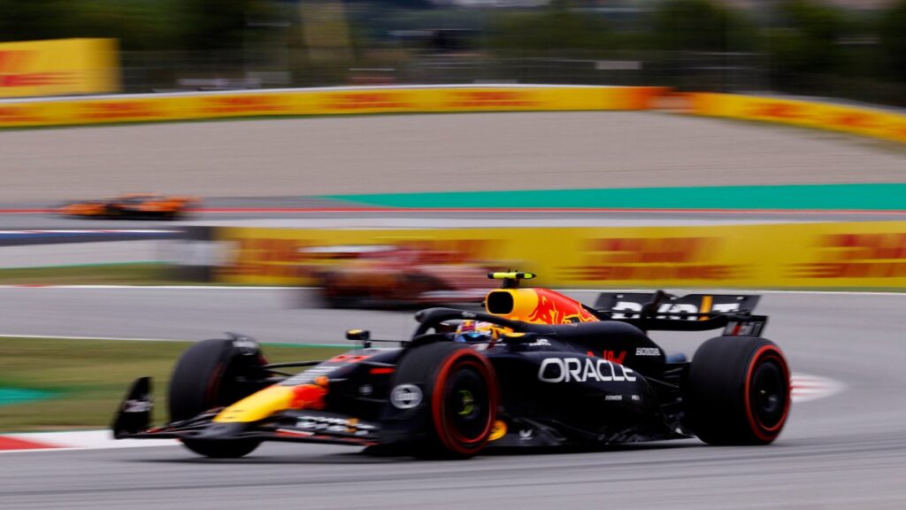 Checo Pérez termina octavo, pero largará 11 en el GP de España; la pole position fue para Lando Norris de McLaren.