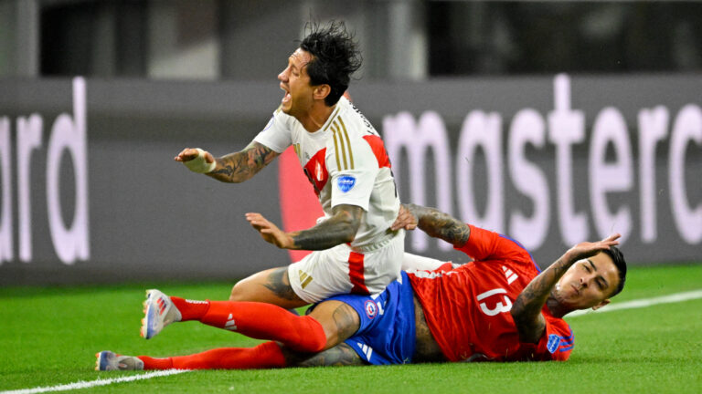 Perú y Chile empatan con más choque que juego en su arranque de la Copa América