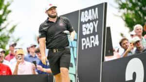 Tyrrell Hatton dispara 64 para liderar LIV Golf en la ronda final por delante de DeChambeau y Rahm