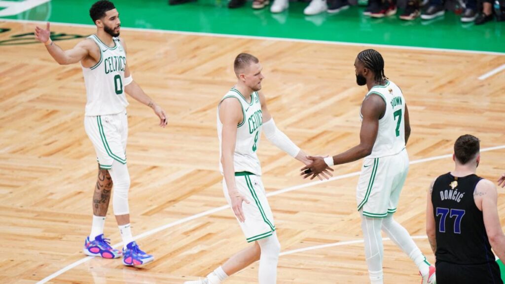 Los Celtics apalean a los Mavericks y se llevan el primer juego de las Finales de la NBA | Reuters