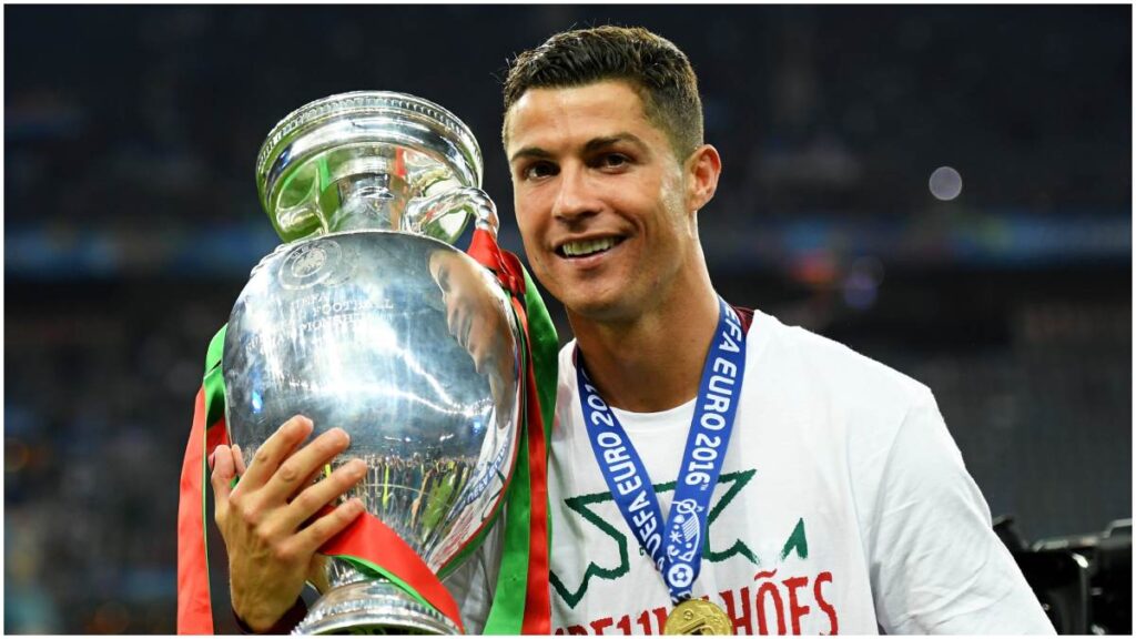 Cristiano Ronaldo levanta el trofeo de la Eurocopa | X: @EURO2024