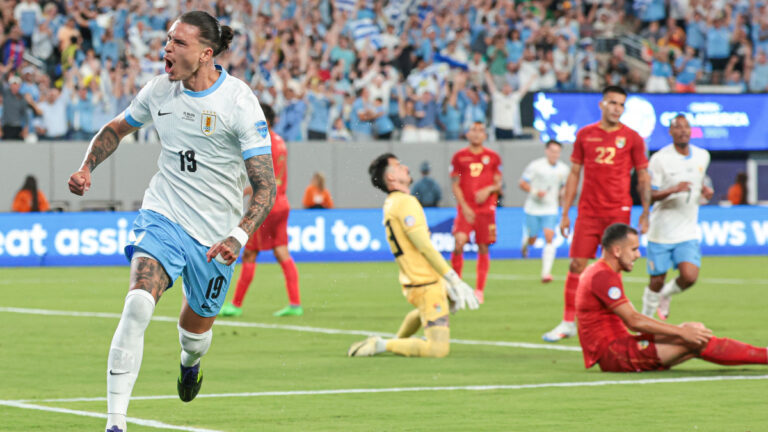 Uruguay se ‘come’ a Bolivia y queda a tiro de los cuartos de final