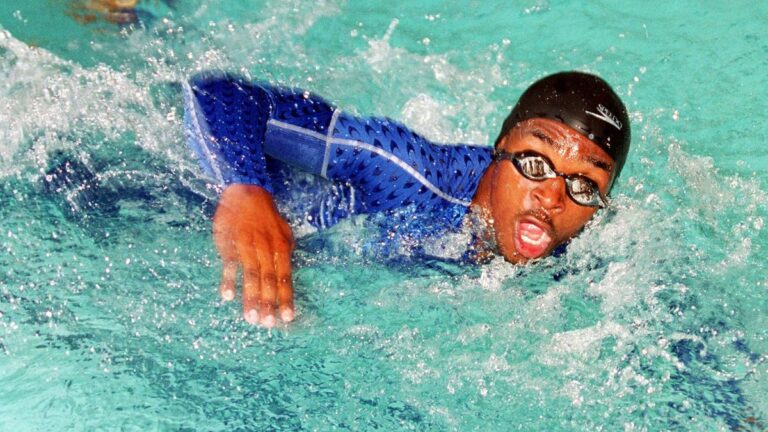 Eric Moussambani, de ser el peor nadador en la historia de unos Juegos Olímpicos a impulsar el deporte en Guinea Ecuatorial