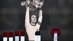 Bayern Munich rinde emotivo homenaje a Franz Beckenbauer al retirar su legendario número 5