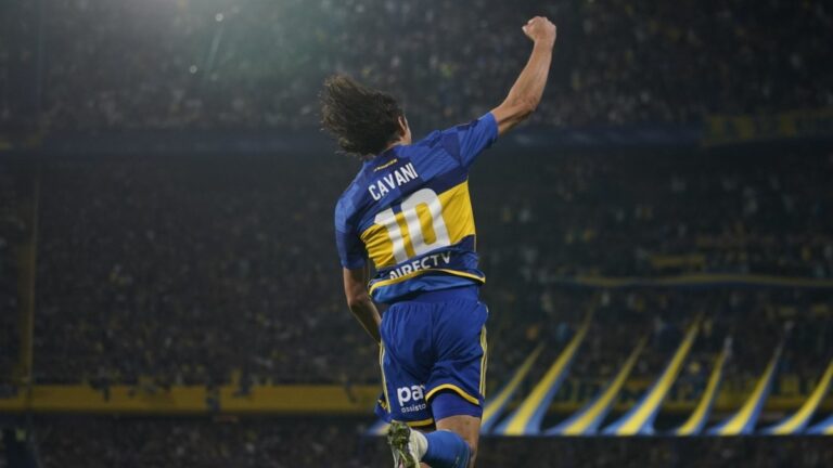 Cavani le da la victoria a Boca ante Vélez, en una Bombonera repleta