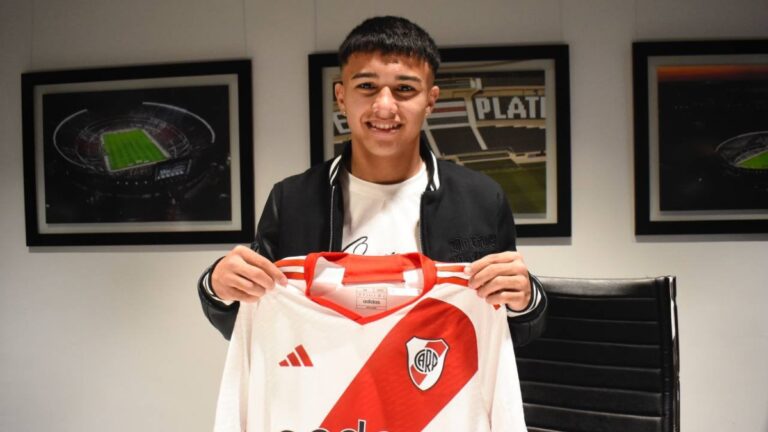 Felipe Esquivel, el chico de 16 años que firmó su primer contrato con River