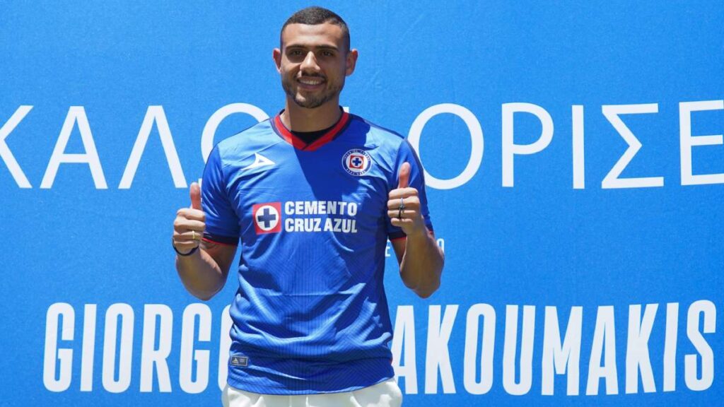 Se presentó al refuerzo de Cruz Azul, el atacante griego proveniente de la MLS, Giorgios Giakoumakis.