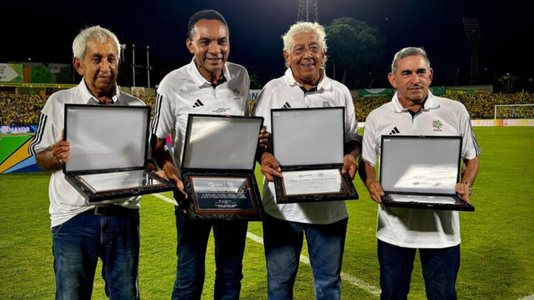 Emotivo homenaje de la Dimayor a cuatro leyendas del Atlético Bucaramanga previo a la final de la Liga BetPlay