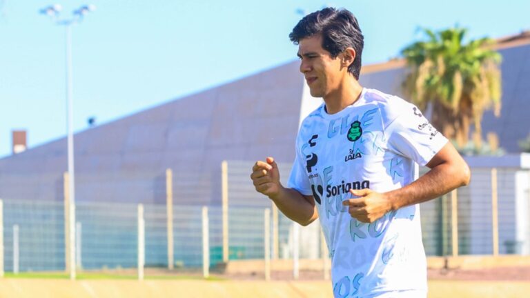 José Juan Macías marca gol y sale lesionado en su debut con Santos Laguna