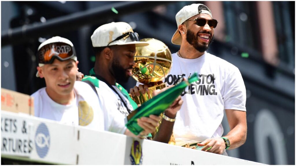 Jugadores de los Boston Celtics celebran en un desfile | Reuters