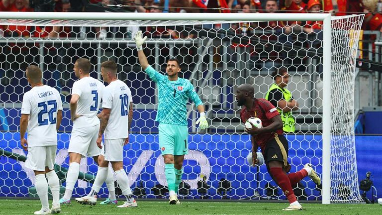 Bélgica vs Eslovaquia: ¡Nooo, mal y de malas! Lukaku se redimía marcando el empate, pero el VAR lo anula por milimétrico fuera de lugar