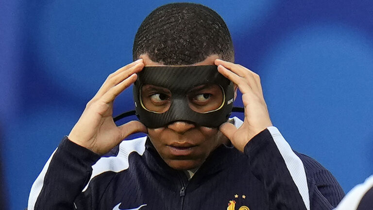 Mbappé vuelve a la titularidad con Francia, usando una máscara
