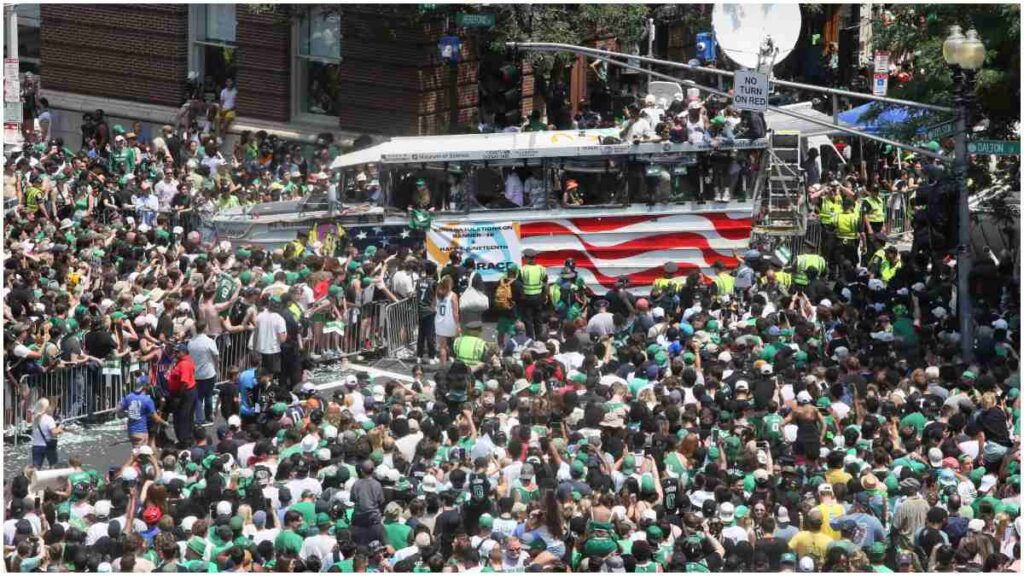 Miles de aficionados reciben a los Boston Celtcs | Reuters