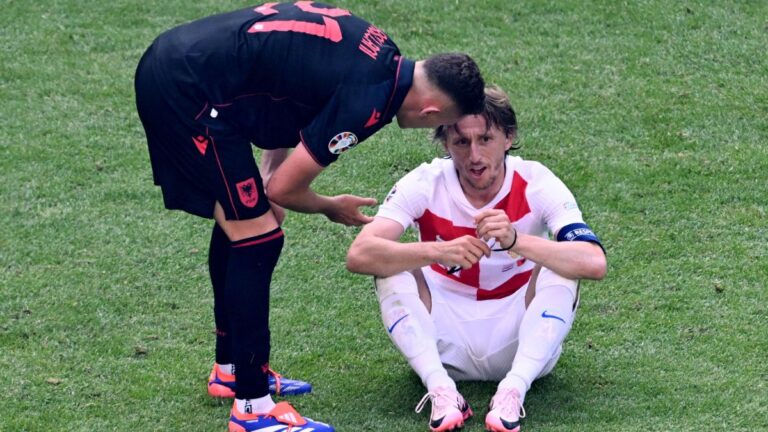 Imágenes que rompen el corazón: Luka Modric, desolado tras la casi eliminación de Croacia en la Eurocopa 2024