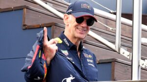 Adrian Newey aparece en el paddock vestido por primera vez de Aston Martin