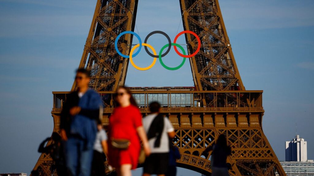 Los aros olímpicos lucen en la Torre Eiffel