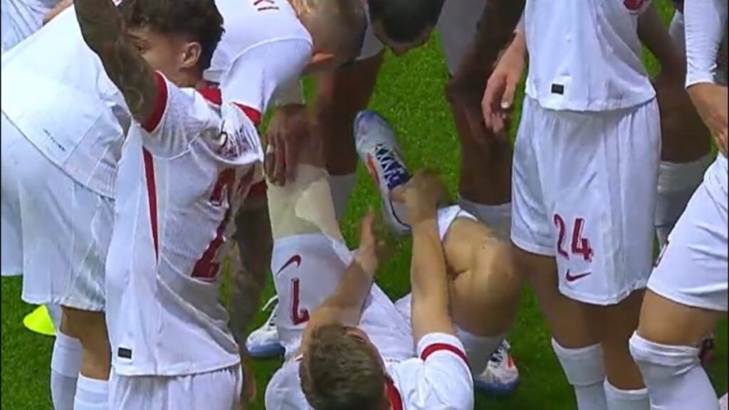 Karol Swiderski abrió el marcador ante Turquía, festejó y tal fue su mala suerte que en la euforia de la celebración... se lesionó.