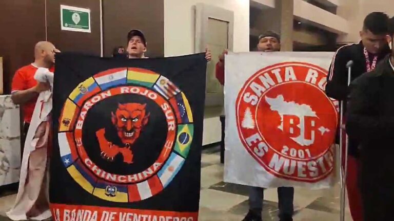 Fanáticos del América de Cali apoyan a su escuadra en el hotel de concentración previo al duelo ante Cruz Azul