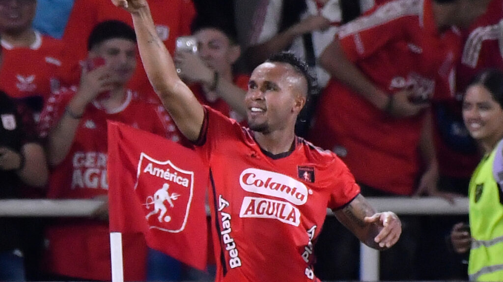 Andrés Sarmiento celebra un gol con América. - Vizzor Image.