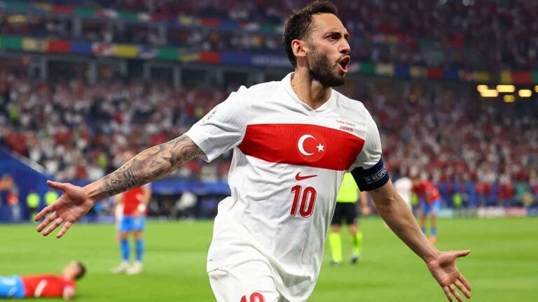 República Checa vs Turquía: Gol de Tomáš Souček, que es revisado en el VAR por posible falta sobre el portero