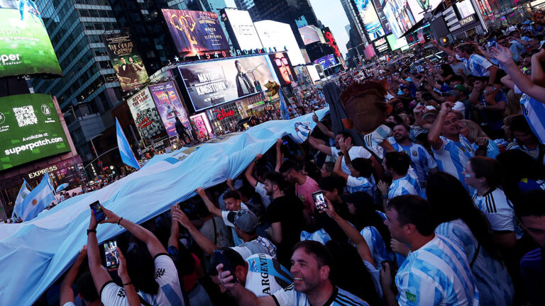 Aficionados de Argentina invaden Times Square previo a la semifinal en la Copa América