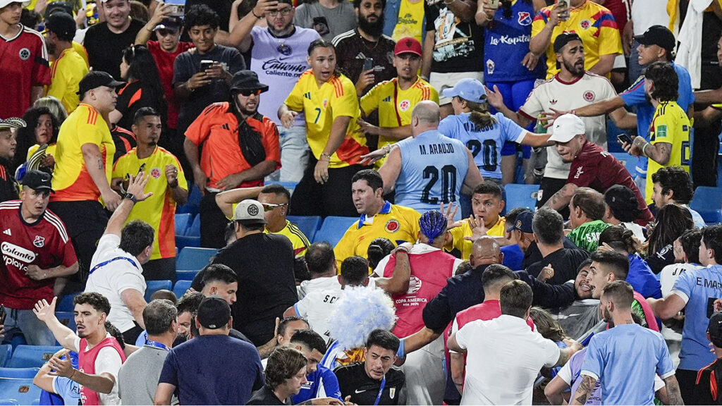 ¡Increíble! Rodrigo Betancur lesiona al preparador físico de Uruguay con un botellazo