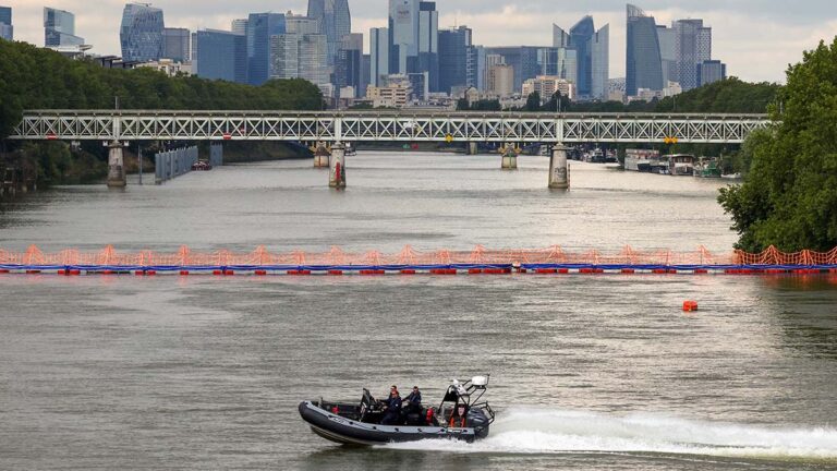 La ministra francesa del deporte, Amelie Oudea-Castera nada en el Río Sena antes de Paris 2024