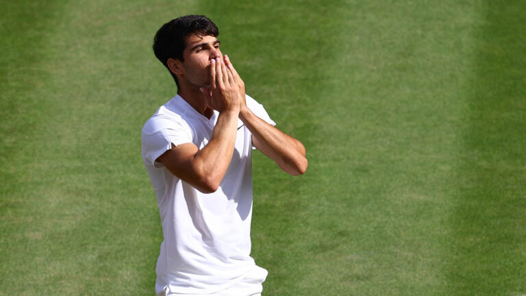 Carlos Alcaraz defiende su corona y barre a Novak Djokovic en Wimbledon