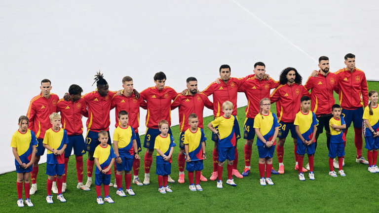 Aficionados abuchean el himno de España previo a la final de la Eurocopa