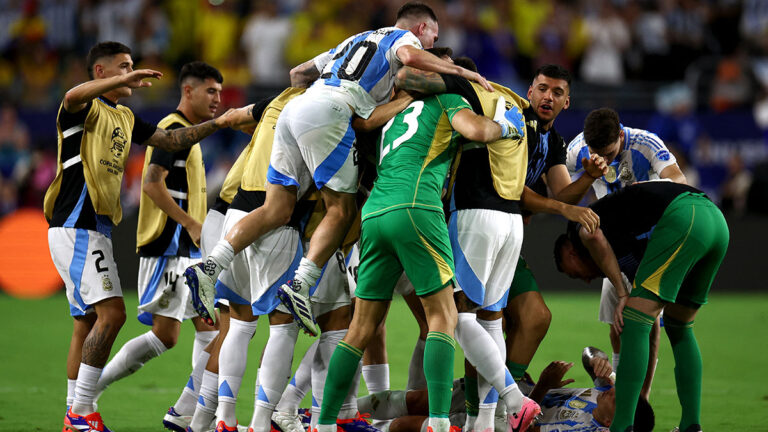 La selección de Argentina y sus aficionados celebran el bicampeonato en la Copa América